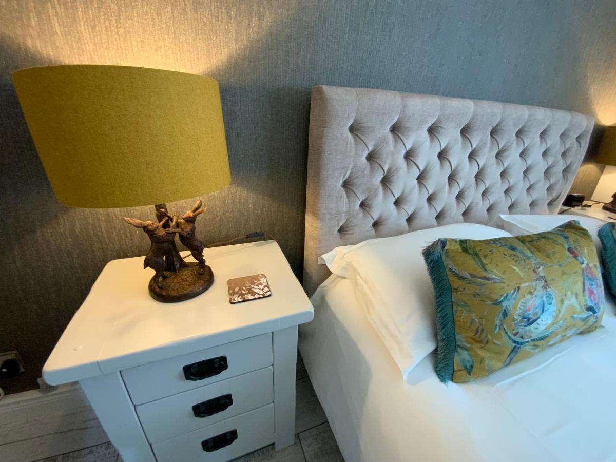 The Knightwood Oak A Luxury King Size En-Suite Space - Lymington New Forest With Totally Private Entrance - Key Box Entry - Free Parking & Private Outdoor Seating Area - Town ,Shops , Pubs & Solent Way Walking Distance & Complimentary Breakfast Items Exterior foto